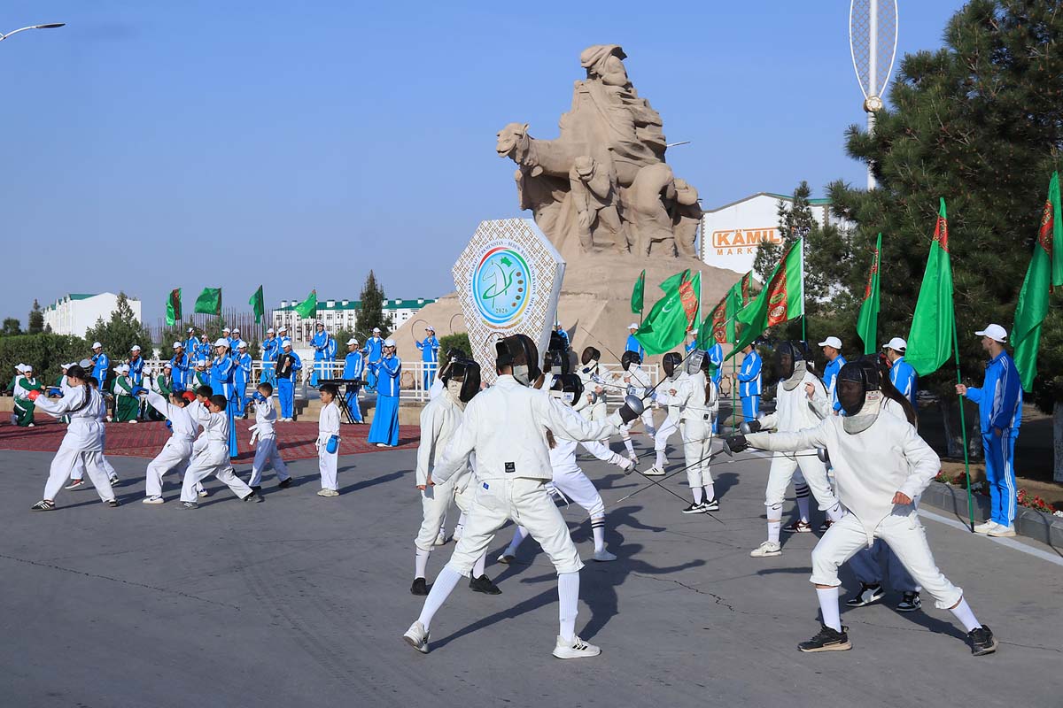President Serdar Berdimuhamedov took part in the mass bicycle race